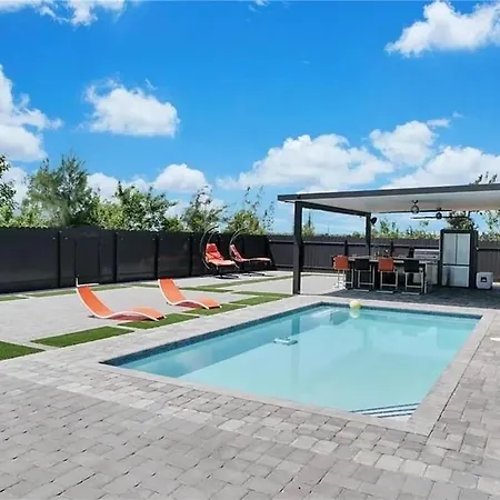 Spectacular! Pool Table, Heated Saltwater Pool, Amazing Spaces- Celebration House - Roelens